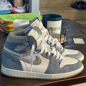 Jordan 1 “hyper royal”